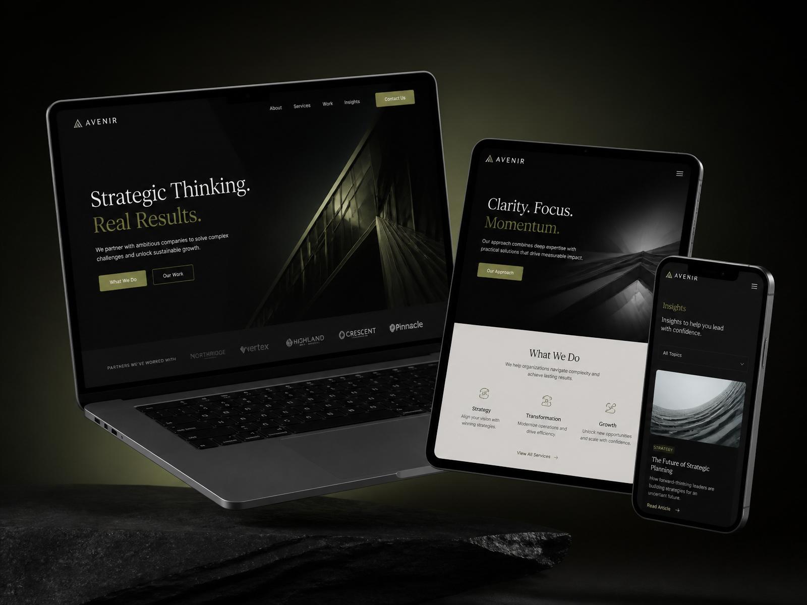 Mockup de notebook, tablet e celular exibindo um site profissional desenvolvido pela MGM Marketing